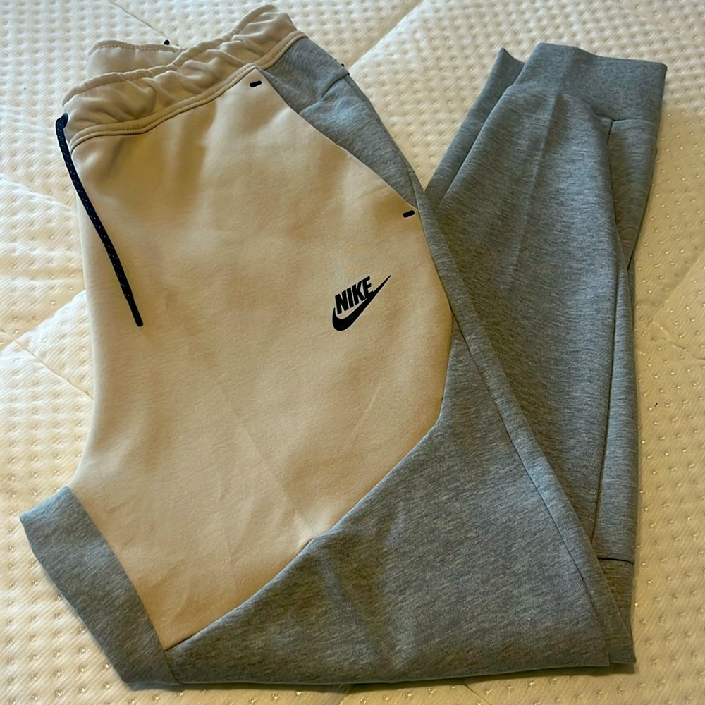 Nike Tech pants men’s medium *NWOT never worn